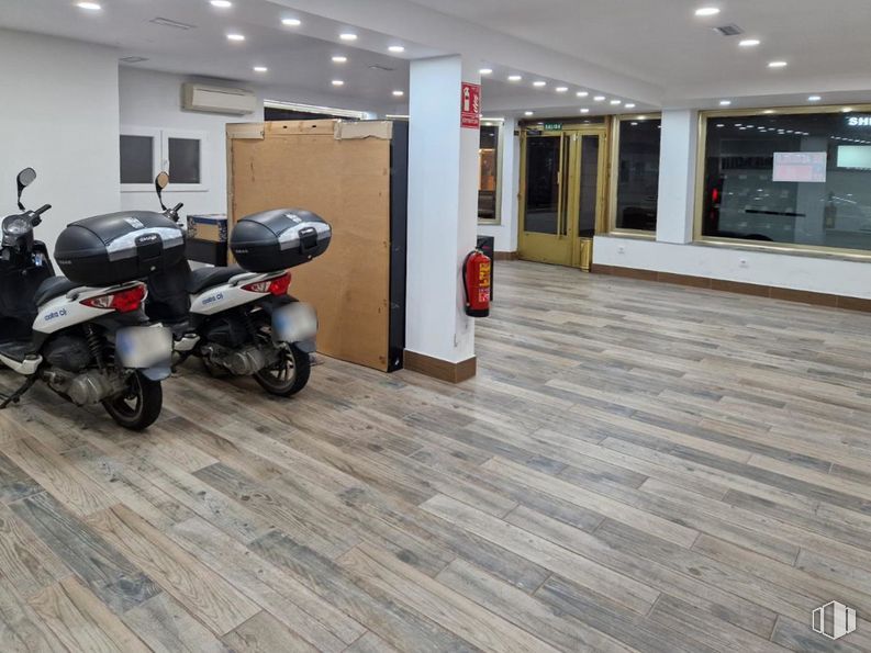 Retail for rent at Zona Pablo Iglesias, Parla, Madrid, 28980 with motorcycle, tire, wheel, window, door, automotive tire, vehicle, motor vehicle, automotive lighting and interior design around