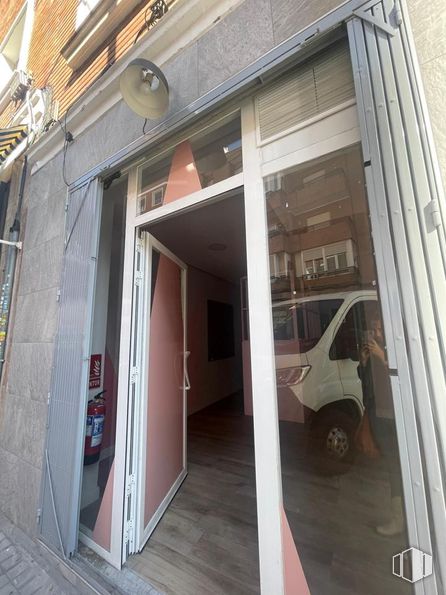 Local en venta en Calle Sánchez Pacheco, Chamartín, Madrid, 28002 con neumático, coche, rueda, vehículo, madera, edificio, accesorio, sombra, exterior del automóvil y puerta del vehículo alrededor