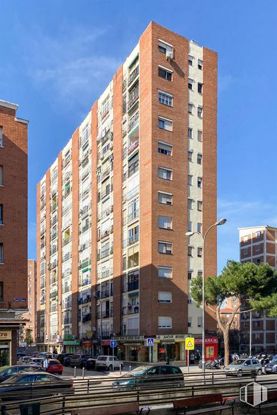 Retail for sale at Calle Elfo, 76, Ciudad Lineal, Madrid, 28027 with building, sky, daytime, window, infrastructure, car, tower block, skyscraper, vehicle and urban design around