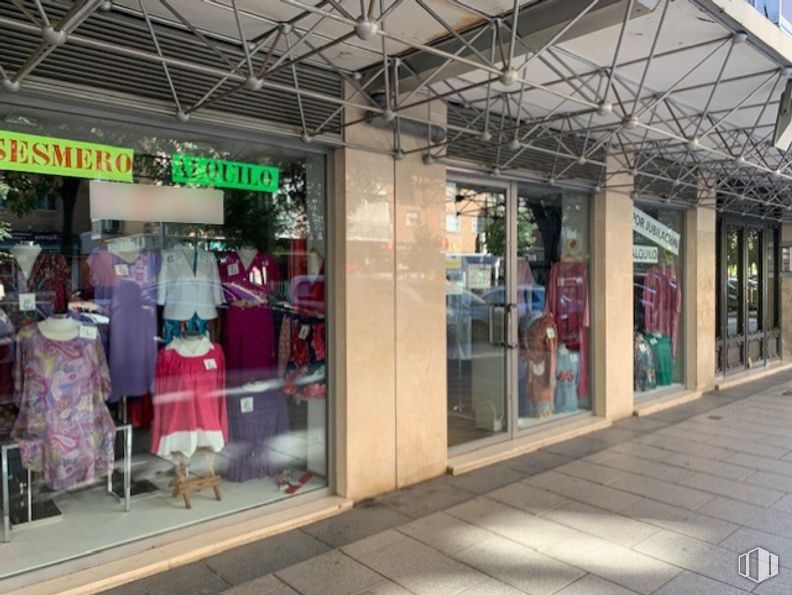 Local en alquiler y venta en Calle Marroquina, Moratalaz, Madrid, 28030 con ropa, parte superior, vestir, venta al por menor, accesorio, fachada, ciudad, comercio, vidrio y evento alrededor