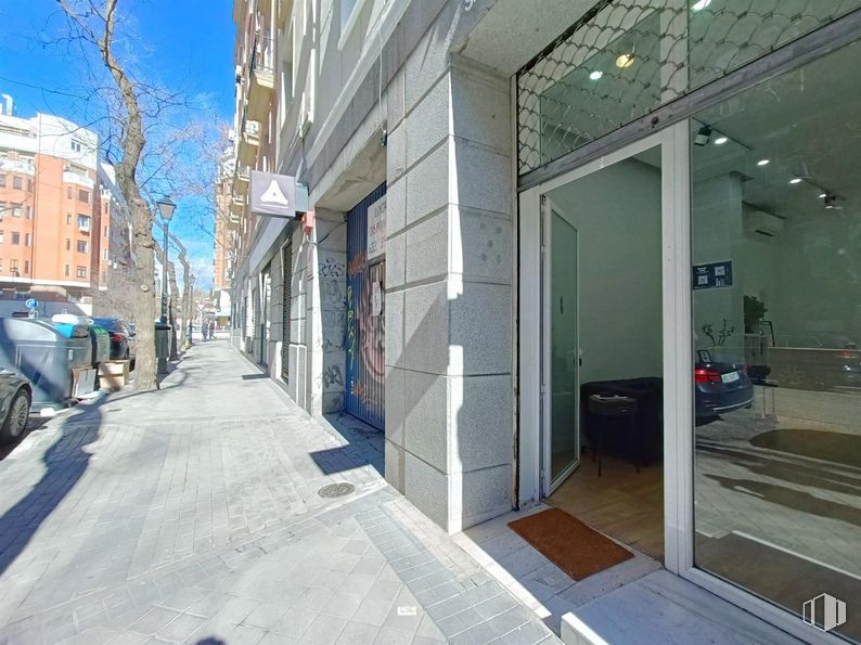 Retail for rent at Calle Blasco de Garay, Chamberí, Madrid, 28015 with door, composite material, concrete, sidewalk, glass and tile around