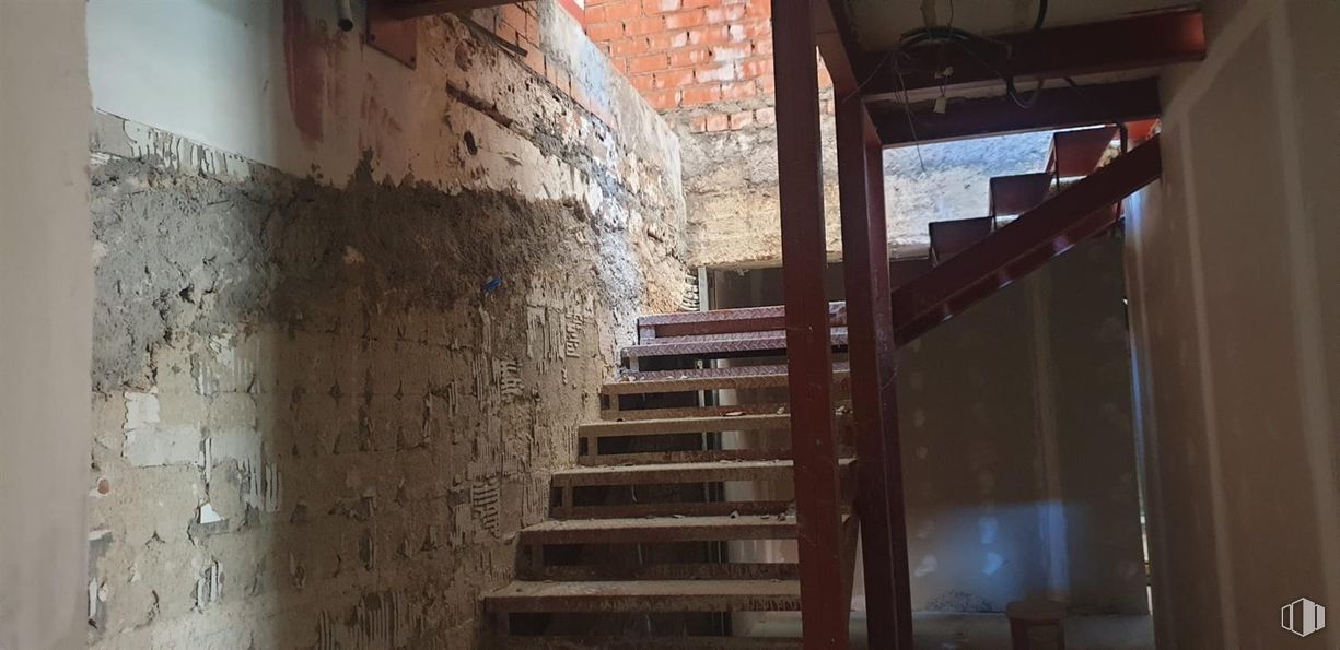 Retail for sale at Avenida Carabanchel Alto, Carabanchel, Madrid, 28044 with wood, stairs, tints and shades, flooring, brick, brickwork, symmetry, hardwood, handwriting and room around