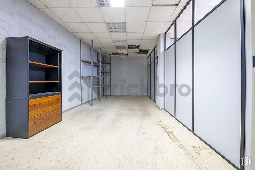 Local en alquiler y venta en Calle Jaén, 8, Tetuán, Madrid, 28020 con ebanistería, alacena, estantería, accesorio, suelo, hall, suelos, madera, vidrio y edificio alrededor