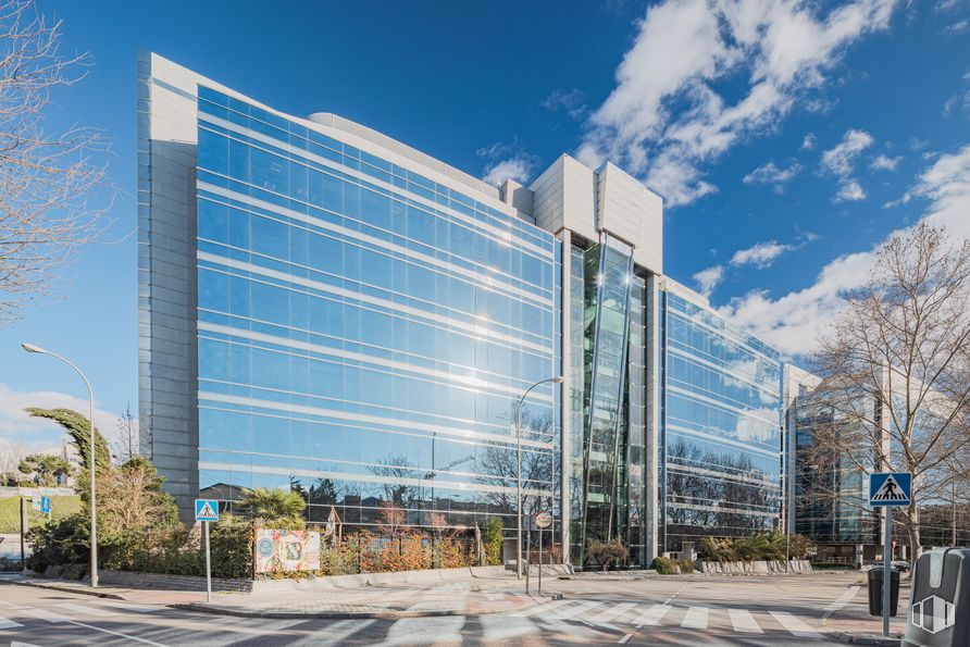 Oficina en alquiler en Calle Eucalipto, 25, Chamartín, Madrid, 28016 con edificio, nube, cielo, propiedad, luz de la calle, árbol, bloque de torres, arquitectura, planta y diseño urbano alrededor