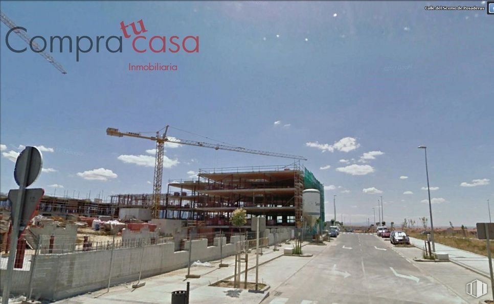 Land for sale at Plaza de Toros, Segovia, 40005 with cloud, sky, street light, building, road surface, urban design, asphalt, line, road and vehicle around