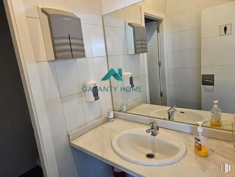 Oficina en alquiler en Zona Villaverde Alto, Villaverde, Madrid, 28021 con fregadero, encimera, espejo, grifo, accesorios de fontanería, lavabo, propiedad, cuarto de baño, fluido y interiorismo alrededor