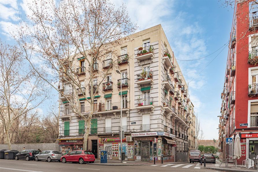 Retail for sale at Calle Antonio López, Carabanchel, Madrid, 28019 with car, building, wall, urban area, city, apartment, neighbourhood, town, facade and metropolitan area around