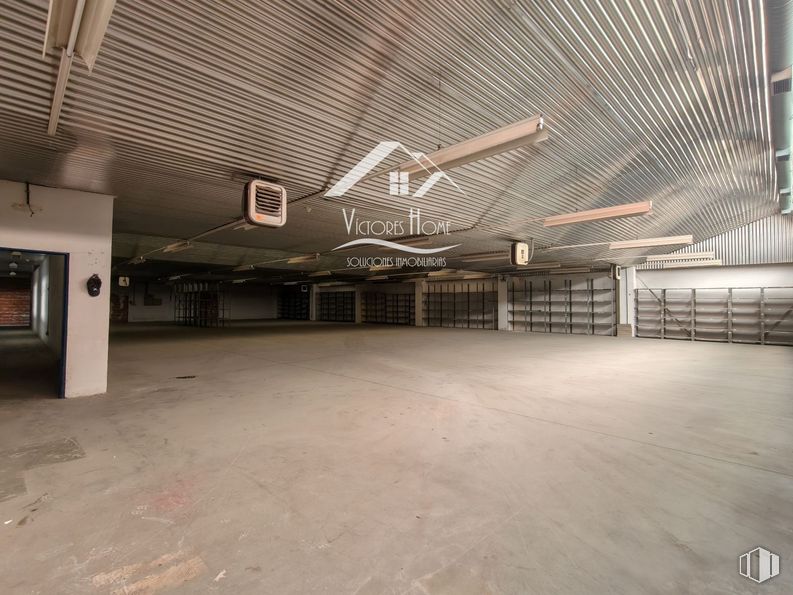 Industrial for rent at Carretera Villaverde a Vallecas, Villa de Vallecas, Madrid, 28031 with light fixture, lighting, floor, flooring, ceiling, hall, parking lot, parking, basement and fluorescent lamp around