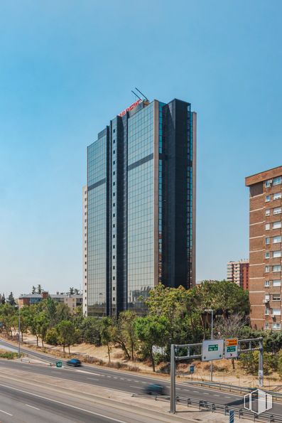 Oficina en alquiler en Avenida Burgos, 12, Chamartín, Madrid, 28036 con edificio, cielo, rascacielos, día, torre, luz de la calle, árbol, casa, diseño urbano y planta alrededor