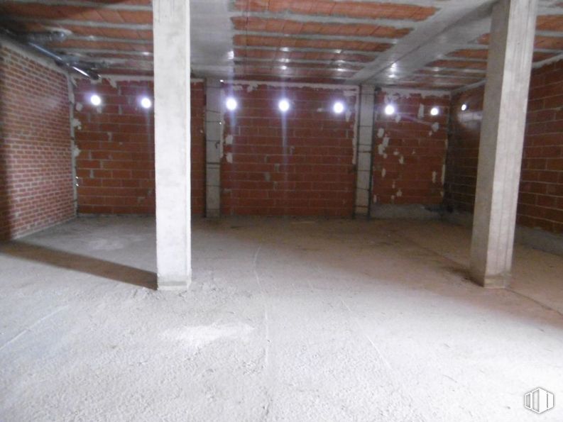 Retail for rent at Zona Universidad, Ávila, 05003 with mirror, wood, flooring, floor, hall, composite material, fixture, ceiling, building material and concrete around