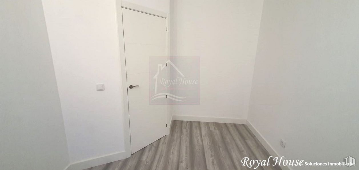 Local en venta en Calle Real, 21, Collado Villalba, Madrid, 28400 con armario, madera, edificio, suelos, casa, suelo, accesorio, madera dura, tinte para madera y suelo laminado alrededor