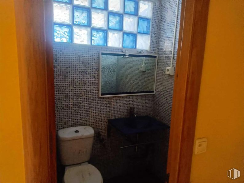 Retail for sale at Calle Guadalajara, 1, Alcorcón, Madrid, 28922 with toilet, window, fixture, bathroom, building, toilet seat, wood, flooring, composite material and house around