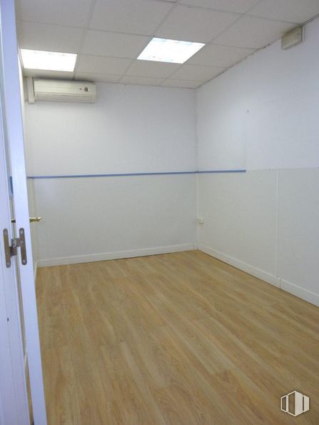 Retail for rent at Calle San Agustín, Las Rozas de Madrid, Madrid, 28230 with door, fixture, wood, interior design, flooring, floor, building, hall, wood stain and ceiling around