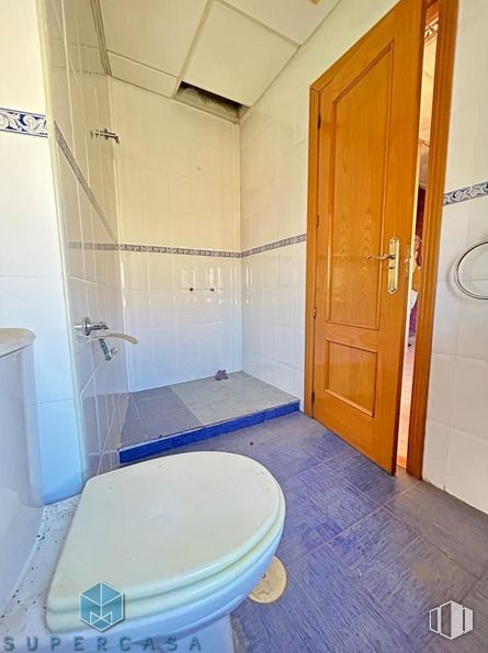 Office for rent at Calle Cardenal Tavera, Toledo, 45003 with door, toilet, property, plumbing fixture, bathroom, blue, building, fixture, purple and interior design around