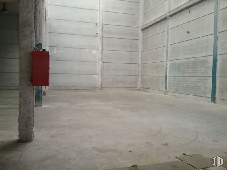 Industrial for sale at Calle Empleo, Getafe, Madrid, 28906 with wood, grey, flooring, floor, composite material, road surface, fixture, gas, building material and brick around