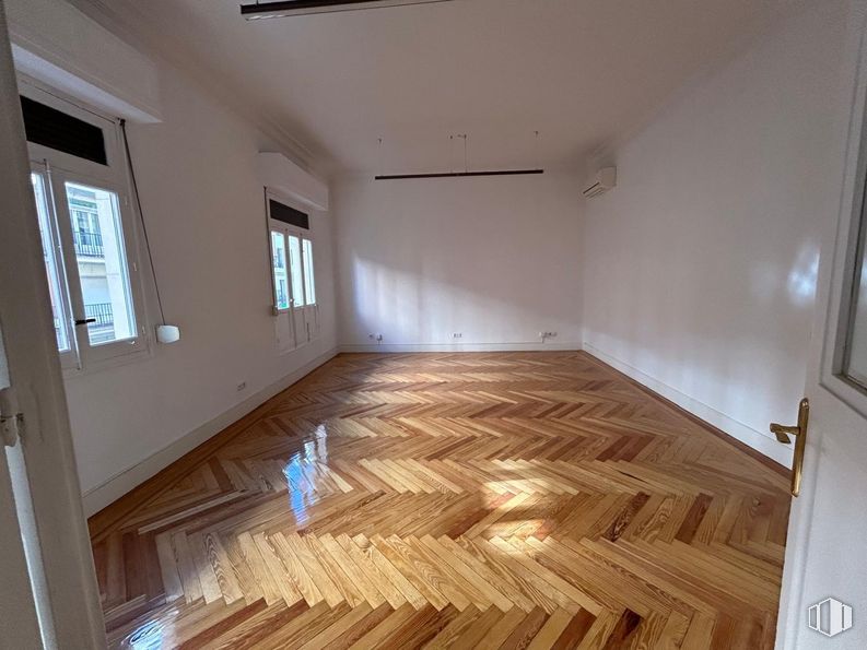 Oficina en alquiler en Recoletos, Salamanca, Madrid, 28001 con ventana, propiedad, accesorio, madera, interiorismo, suelo, suelos, tinte para madera, hall y madera dura alrededor