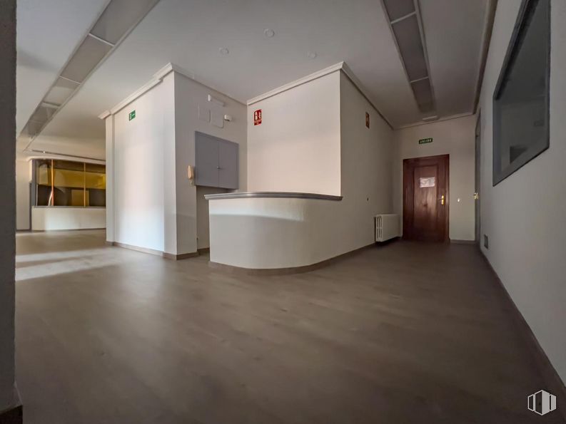 Oficina en alquiler y venta en Plaza Claudio Sánchez Albornoz, Ávila, 05001 con puerta, propiedad, edificio, pasillo, interiorismo, madera, piso, accesorio, suelo y casa alrededor