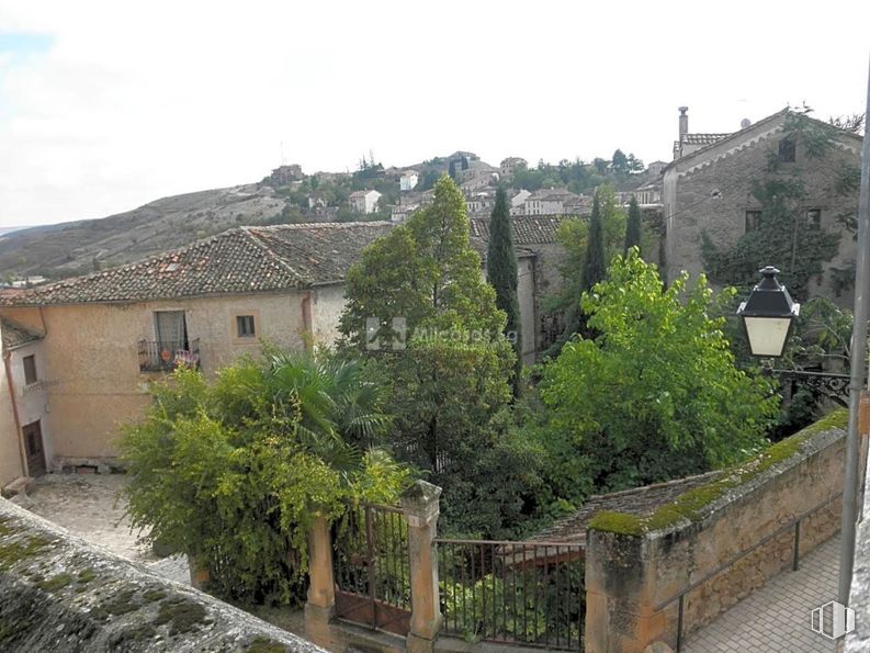 Retail for sale at Zona Centro, Sepúlveda, Segovia, 40300 with sky, building, plant, window, house, cloud, cottage, residential area, tree and facade around