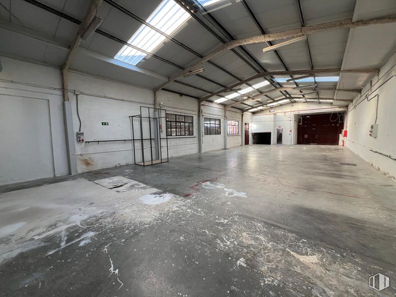 Industrial for sale at Zona Avenida Madrid, Arganda del Rey, Madrid, 28500 with window, floor, flooring, ceiling, concrete, hall, parking, building material, daylighting and garage around