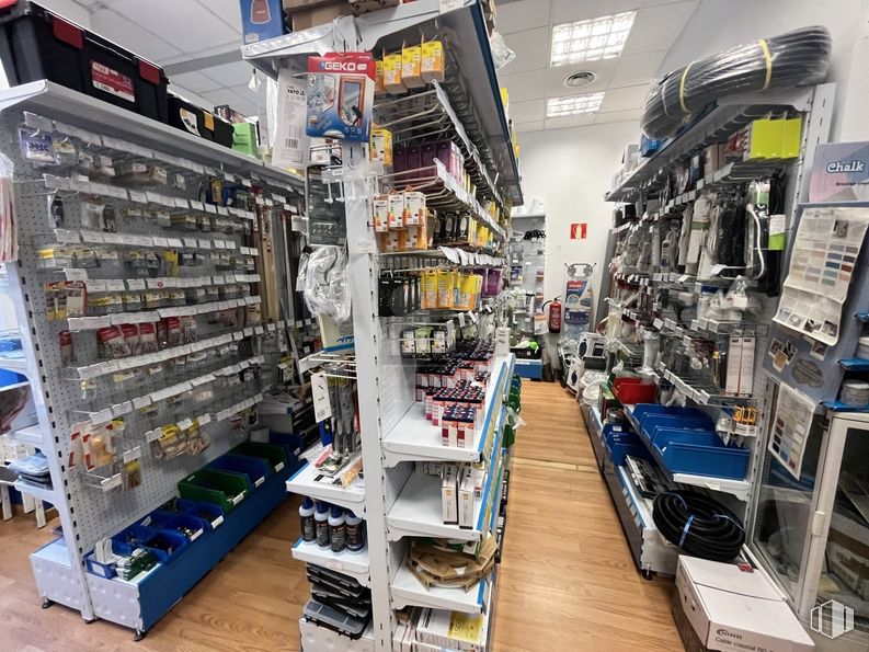 Retail for rent at Avenida Camino de Santiago, Fuencarral - El Pardo, Madrid, 28050 with furniture, box, shelf, retail, shelving, convenience store, household hardware, plastic, gadget and power tool around