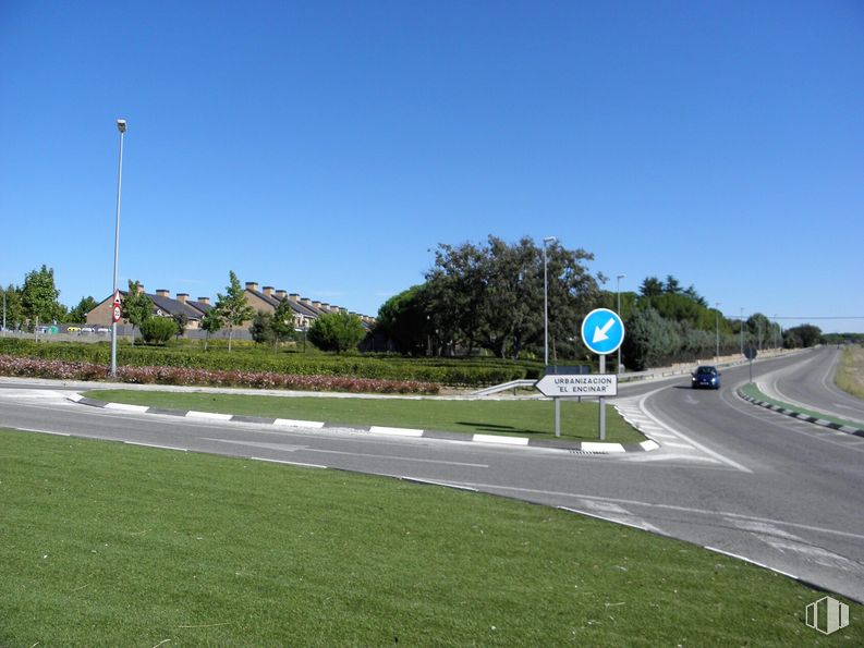 Suelo en alquiler en El Encinar, Boadilla del Monte, Madrid, 28660 con cielo, luz de la calle, planta, infraestructura, superficie de carretera, asfalto, vía pública, lote de tierra, paisaje natural y hierba alrededor