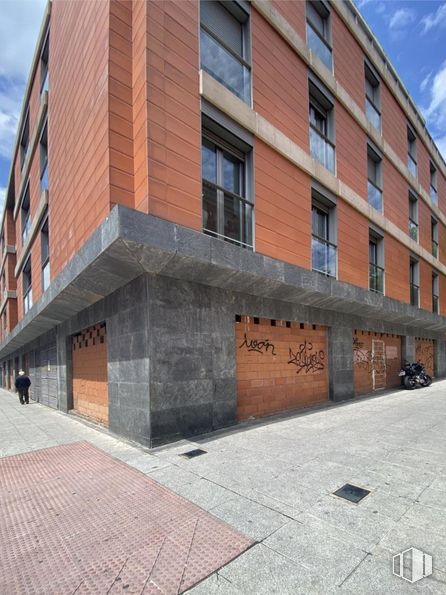 Local en alquiler en Paseo Doctor Fernández Iparraguirre, Guadalajara, 19001 con edificio, ventana, propiedad, cielo, nube, diseño urbano, ladrillo, superficie de la carretera, condominio y asfalto alrededor