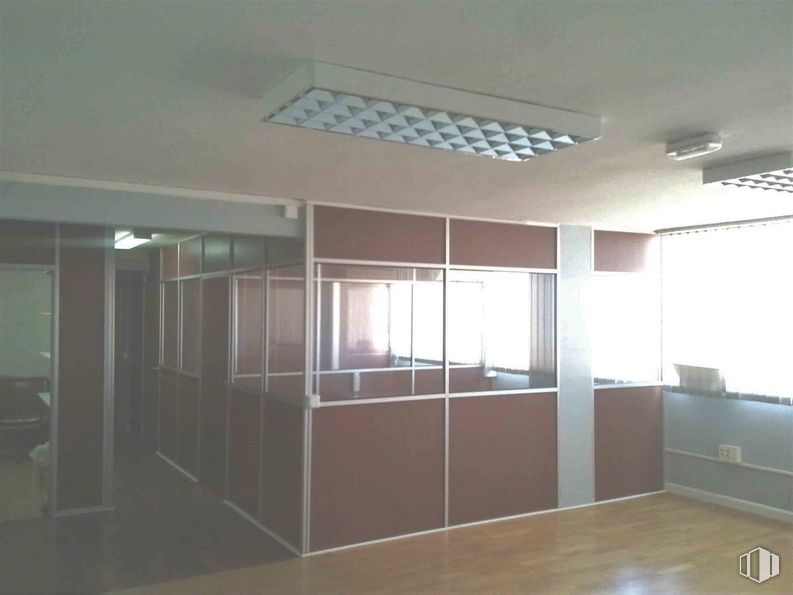 Oficina en alquiler en Calle Ruiseñor, 4, Fuenlabrada, Madrid, 28946 con armario, edificio, accesorio, madera, exterior automotriz, puerta, sombra, casa, ebanistería y pasillo alrededor