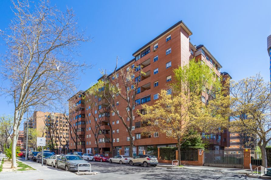 Local en venta en Fuencarral - El Pardo, Fuencarral - El Pardo, Madrid, 28035 con coche, edificio, cielo, propiedad, ventana, árbol, bloque de pisos, condominio, rueda y diseño urbano alrededor