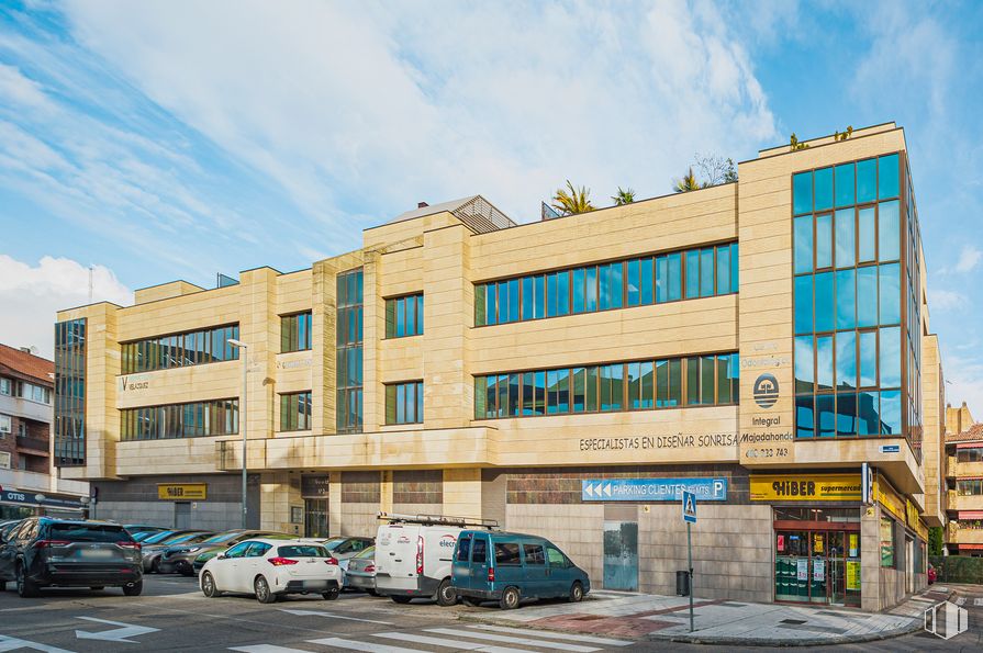 Oficina en venta en Calle Puerto de los Leones, 2, Majadahonda, Madrid, 28220 con edificio, coche, camioneta, nube, cielo, rueda, ventana, neumático, vehículo y condominio alrededor