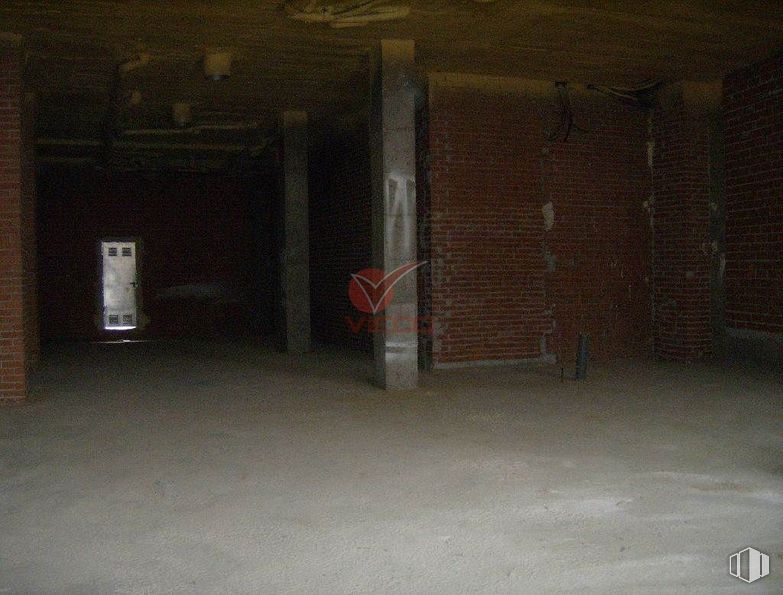 Retail for rent at Zona de la Música Española, Cuenca, 16004 with building, floor, flooring, wood, tints and shades, fixture, concrete, composite material, ceiling and brick around