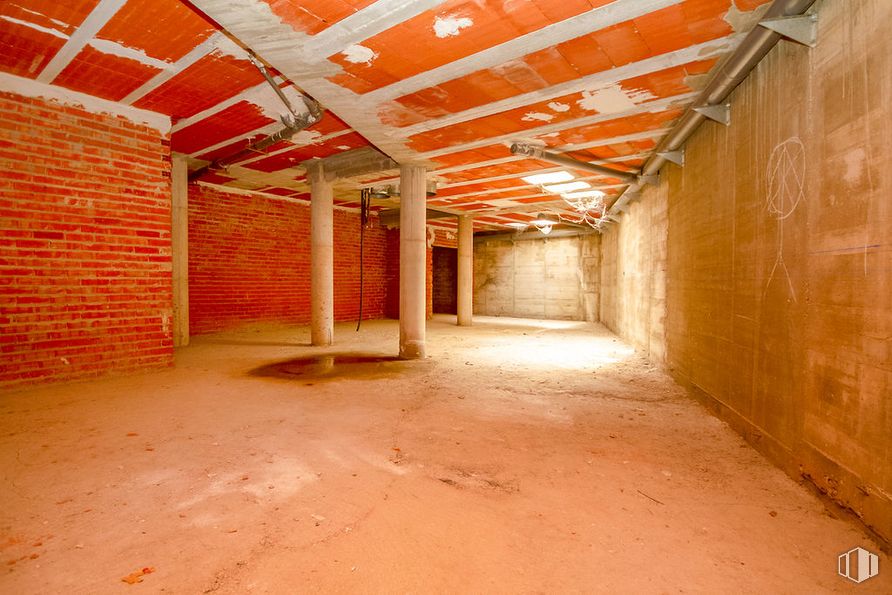 Local en alquiler y venta en Calle Santa Bárbara, Torrelaguna, Madrid, 28180 con madera, ámbar, ladrillo, piso, suelo, albañilería, edificio, pasillo, techo y material de construcción alrededor