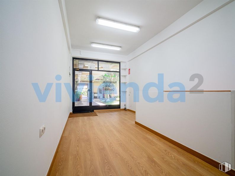 Retail for sale & for rent at Calle Balandro, Barajas, Madrid, 28042 with light fixture, lighting, building, fixture, hall, wood, flooring, floor, window and plant around