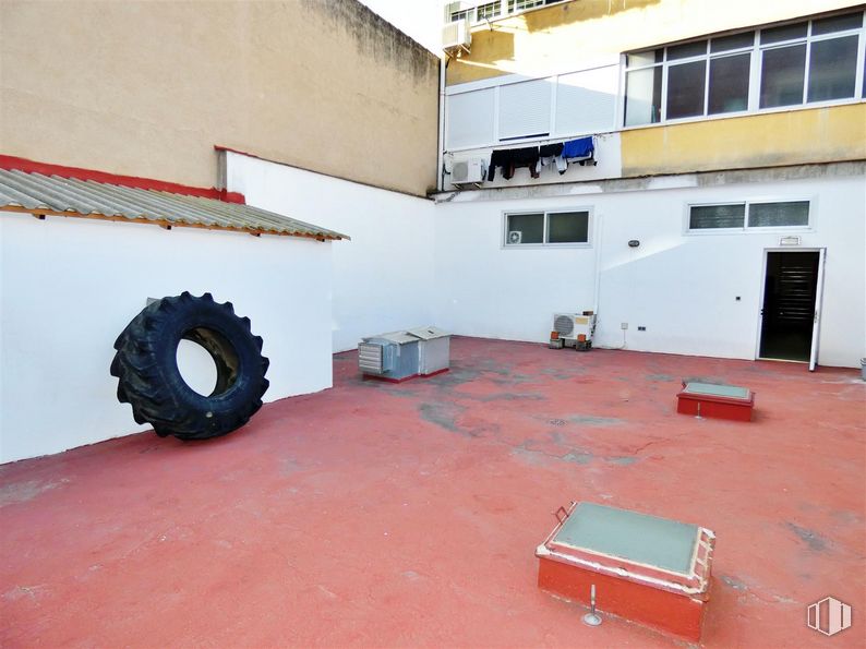 Local en venta en Calle Divino Valles, Alcalá de Henares, Madrid, 28805 con neumático, rueda, ventana, caja, propiedad, neumático de automoción, banda de rodadura, edificio, suelo y madera alrededor