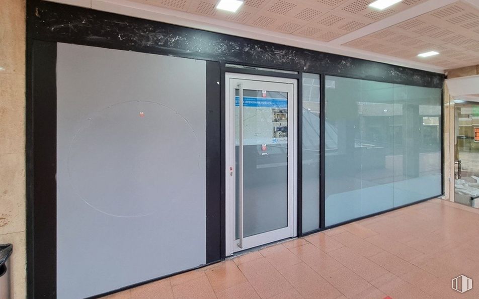 Local en alquiler y venta en Centro Comercial Zoco Pozuelo, Calle Barlovento, 30, Pozuelo de Alarcón, Madrid, 28223 con puerta, edificio, accesorio, gas, máquina, vidrio, techo, aluminio, fachada y exterior automotriz alrededor