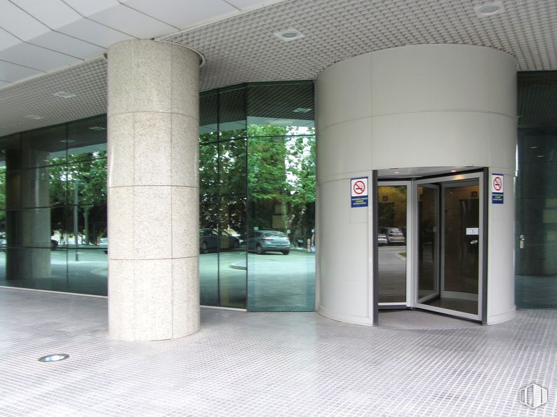 Oficina en alquiler en Edificio Merrimack IV, Calle Josefa Valcárcel, 30, San Blas - Canillejas, Madrid, 28027 con mediante, accesorio, diseño de interiores, exterior automotriz, sombra, puerta del vehiculo, bienes raíces, material compuesto, ciudad y árbol alrededor