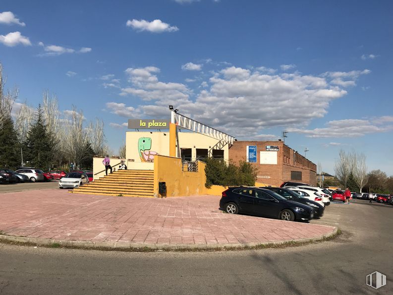 Retail for sale at Centro Comercial Las Rozas 2, Avenida Atenas, 1, Las Rozas de Madrid, Madrid, 28290 with car, cloud, sky, tire, wheel, land vehicle, vehicle, plant, building and motor vehicle around