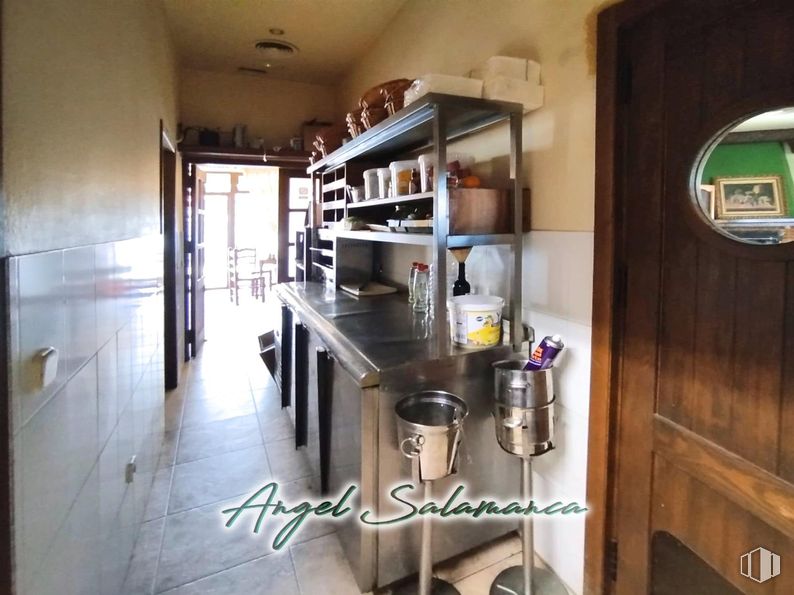 Local en venta en Calle Fuente, Albalate de Zorita, Guadalajara, 19117 con madera, mueble, cocina, interiorismo, estantería, estante, encimera, alumbrado, ebanistería y aparato de cocina alrededor