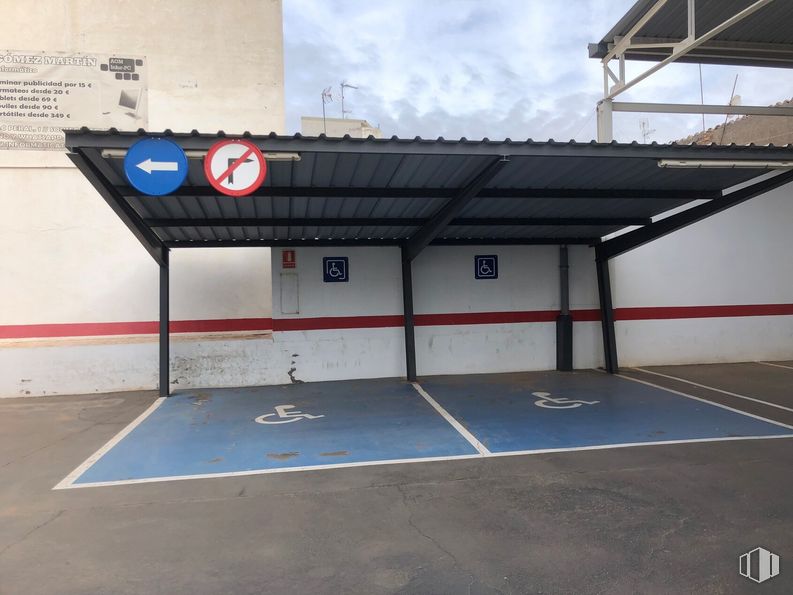 Retail for sale & for rent at Calle Toledo, 17, Sonseca, Toledo, 45100 with building, cloud, field house, basketball hoop, shade, sky, flooring, sports, gas and scoreboard around