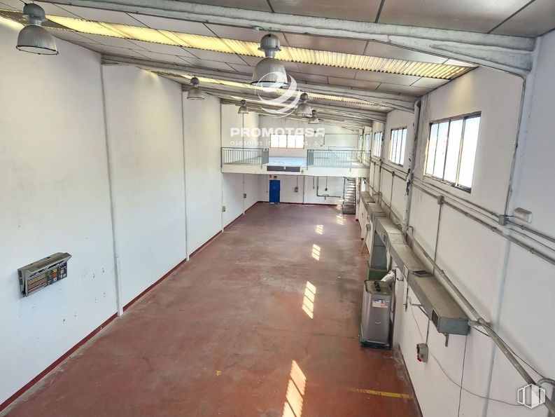 Industrial for rent at Zona industrial, Rivas-Vaciamadrid, Madrid, 28529 with window, light fixture, lighting, floor, ceiling, building material, hall and aluminium around