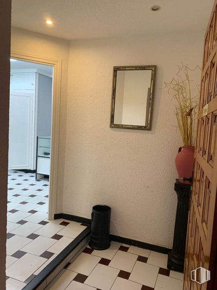 Retail for sale at Calle Ventura Rodríguez, 1, San Lorenzo de El Escorial, Madrid, 28200 with mirror, property, building, wood, plant, tile flooring, interior design, flooring, floor and fixture around