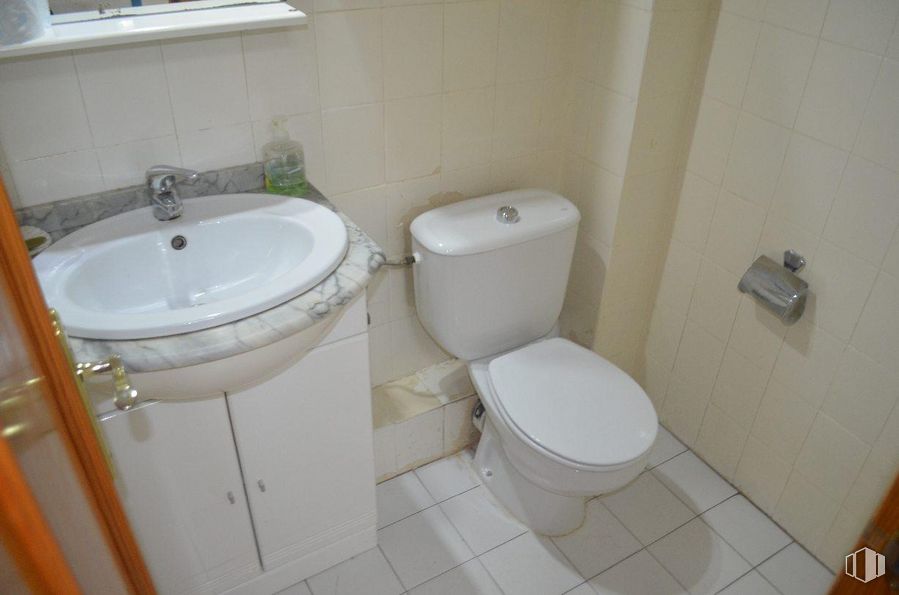 Retail for rent at Zona Estación, Las Rozas de Madrid, Madrid, 28230 with toilet, sink, plumbing fixture, bathroom sink, toilet seat, tap, bathroom, purple, fluid and interior design around