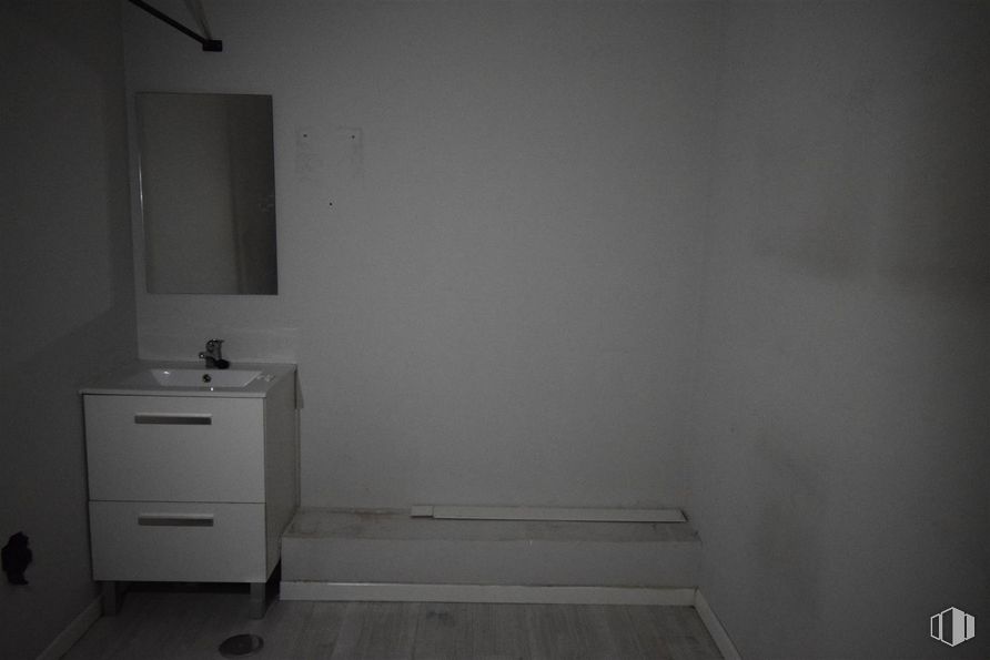 Local en alquiler en Zona Somosaguas, Pozuelo de Alarcón, Madrid, 28223 con ebanistería, mueble, edificio, espejo, madera, gris, cajón, puerta, mueble de baño y suelos alrededor