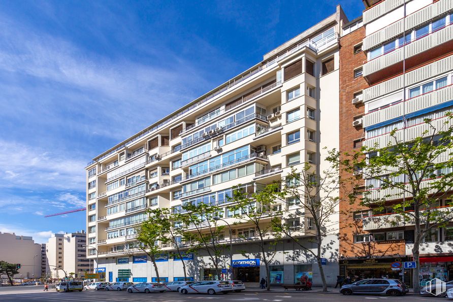 Oficina en venta en Calle Orense, 1, Tetuán, Madrid, 28003 con edificio, coche, nube, cielo, rueda, día, azul, infraestructura, bloque torre y diseño urbano alrededor