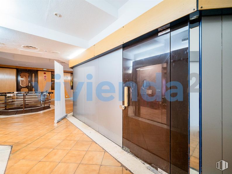 Local en venta en Calle Galeón, Barajas, Madrid, 28042 con propiedad, alumbrado, puerta, interiorismo, edificio, suelos, suelo, madera, exterior del automóvil y techo alrededor