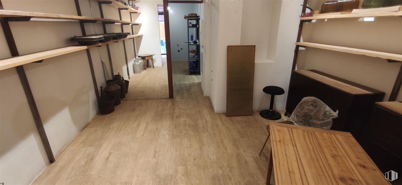 Retail for rent at Calle Guzmán el Bueno, 48, Chamberí, Madrid, 28015 with table top, flooring, wood, floor, shelving, wood flooring, interior design, furniture, shelf and hardwood around