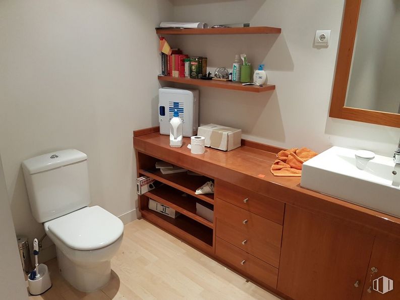 Oficina en venta en Zona Montealina, Pozuelo de Alarcón, Madrid, 28223 con inodoro, fregadero, ebanistería, espejo, propiedad, mueble de baño, accesorios de fontanería, cajón, grifo y lavabo alrededor