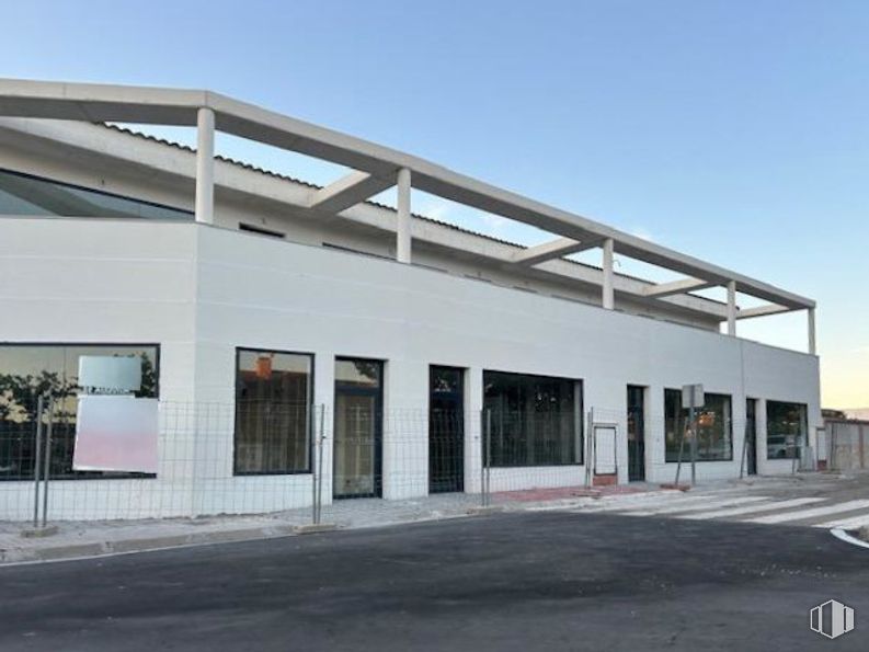 Retail for rent at Calle Vega, Seseña, Toledo, 45223 with window, sky, shade, building, fixture, composite material, facade, commercial building, asphalt and plant around