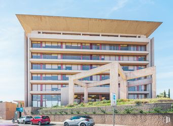 Office for rent at Edificio Plaza Aeropuerto, Avenida Hispanidad, 6 , Barajas, Madrid, 28042 with building, car, tire, wheel, plant, sky, vehicle, window, cloud and urban design around