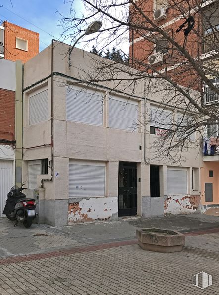 Local en venta en Avenida Betanzos, 42, Fuencarral - El Pardo, Madrid, 28029 con motocicleta, edificio, puerta, propiedad, ventana, superficie de la carretera, cielo, rueda, árbol y diseño urbano alrededor