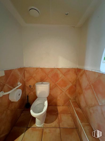 Retail for rent at Zona Nueva España, Villanueva de la Torre, Guadalajara, 19209 with toilet, brown, property, toilet seat, bathroom, plumbing fixture, building, flooring, line and floor around